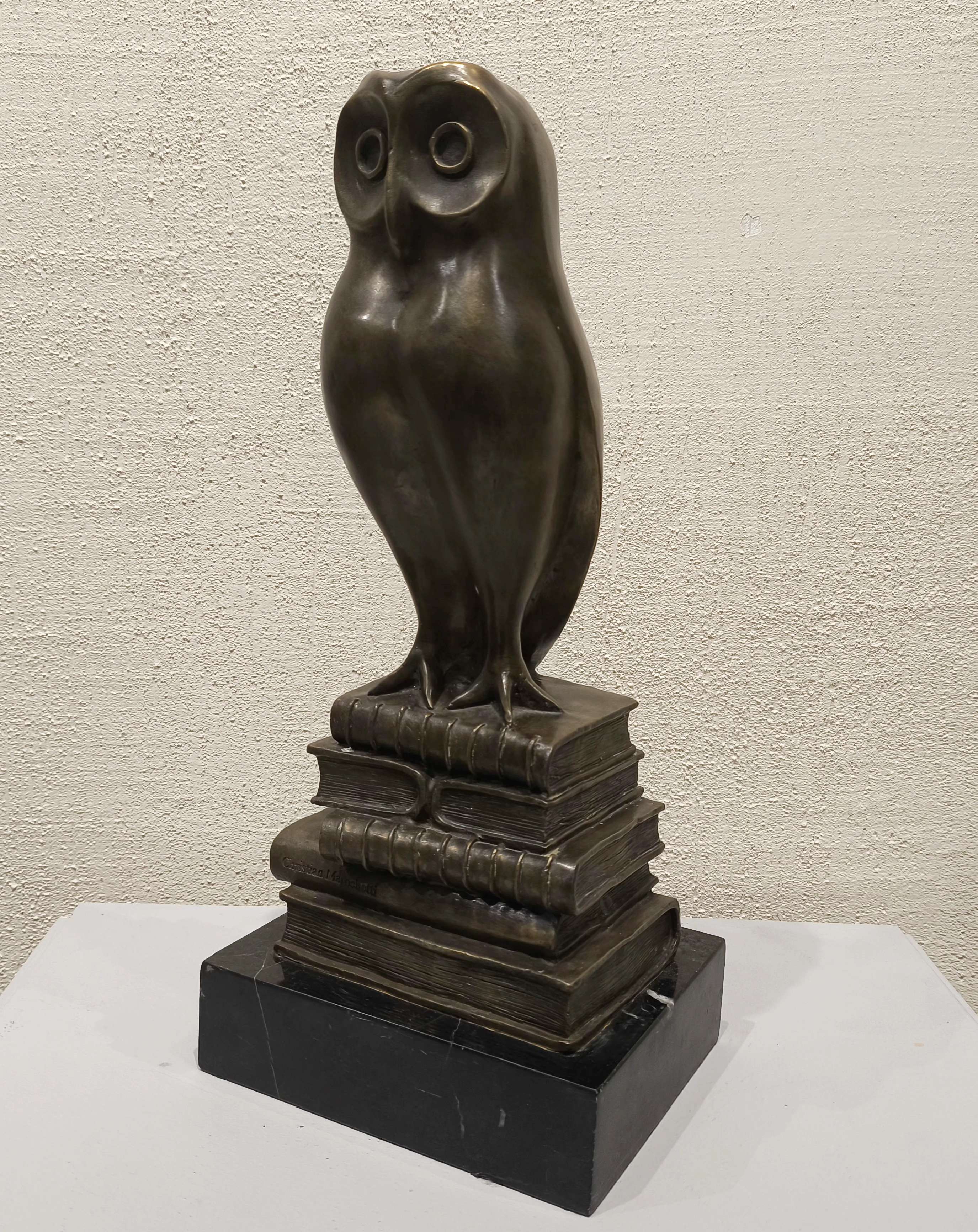 Сова на книгах.  (1940)