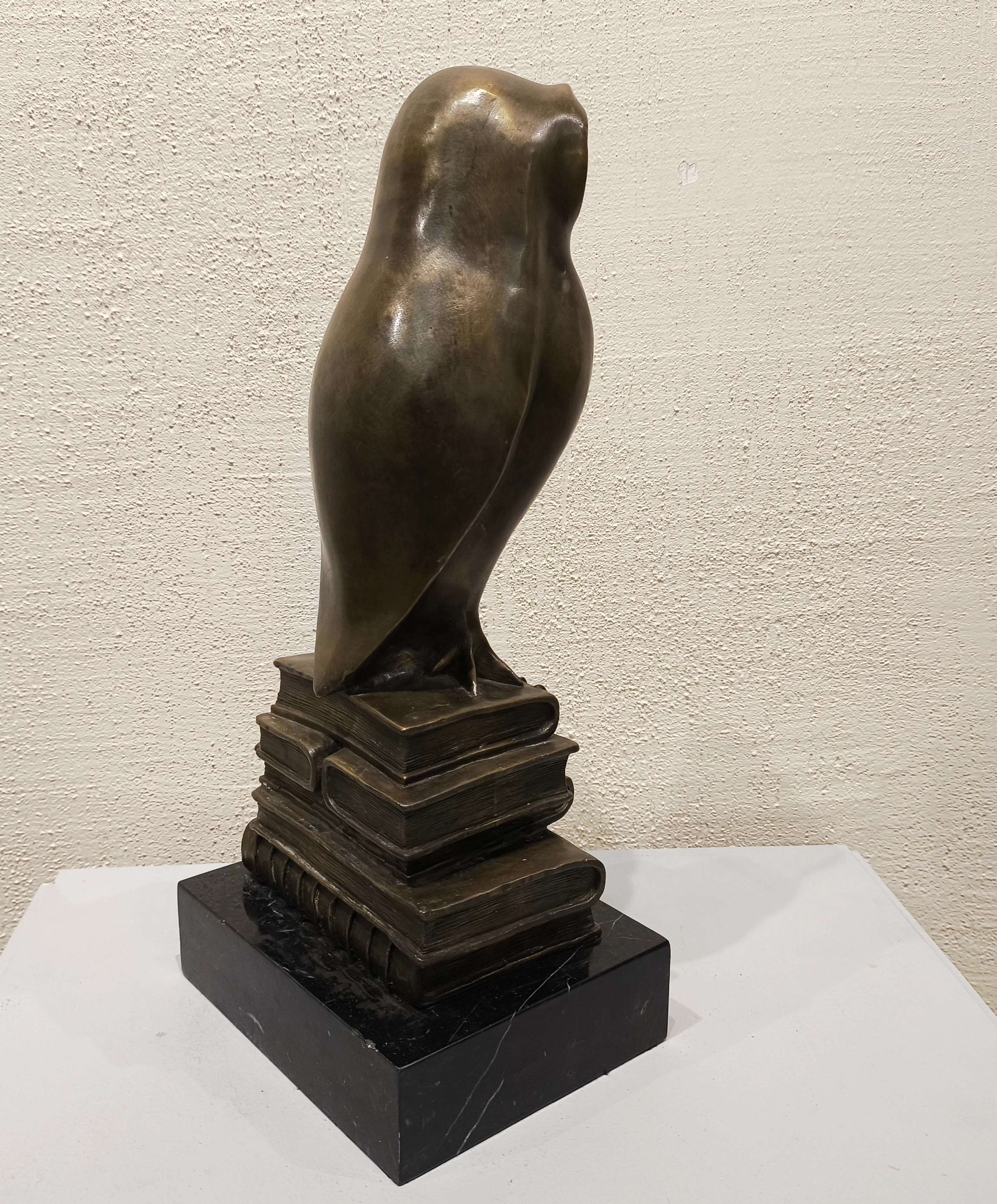 Сова на книгах.  (1940)