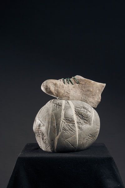 Antonio Lengua. «Scarpa sul pallone». Скульптура из камня - 2012 г.